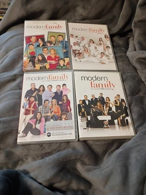 Modern Family - TV Series 4 DVD Box Set Lot Seasons 1, 2, 4 & 5! 4 is Brand New  Foto 1 de 4