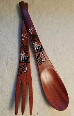 Juego de cuchara de ensalada + tenedor tallado a mano madera de cerezo pintado a mano mono CostaRica  Foto 1 de 4