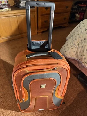 Equipaje de mano con ruedas Tumo Tech 22 pulgadas, color naranja, usado  Foto 1 de 4