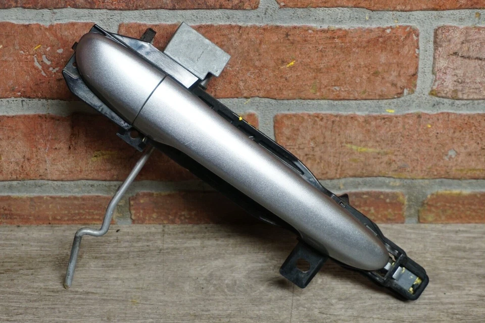 PLATA 2010-2011 MAZDA 3 I SEDÁN TRASERO DERECHO EXTERIOR MANIJA DE PUERTA CON SOPORTE OEM Foto 1 de 4