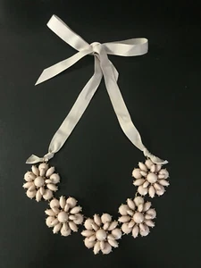 Damen J. Statement-Halskette Crew Mauve Kristall Blume Goldfassung graues Band  - Bild 1 von 4