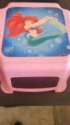 Banqueta Disney Princesa Pequena Sereia Plástica Rosa Ariel 10x10x8 Infantil - Imagem 1 de 4