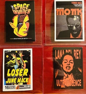 Juego de 4 carteles de pared miniatura diorama casa de muñecas Space Invader Thelonious Monk - Imagen 1 de 5