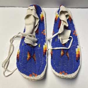 FULLY BEADED CEREMONIAL MOCCASINS - Vintage Authentic - White Leather Blue Beads - Picture 1 of 5