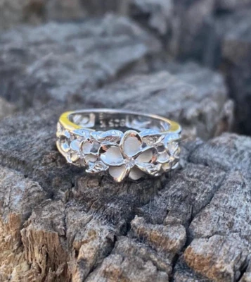 Joyería hawaiana plata tres plumerias pergamino circonita cúbica anillo de boda alianza 8 mm SR3258 Foto 1 de 4