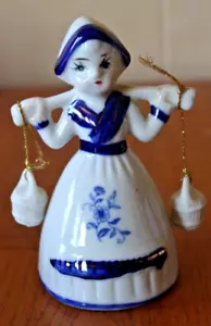 Estatuilla de niña holandesa azul blanca con cubos colgantes de colección Delft 5 pulgadas - Imagen 1 de 5