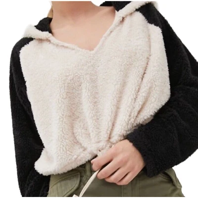 Urban Outfitters Tilly Acogedora Sudadera con Capucha Recortada de Piel Sintética Cuello en V Para Mujer Mediana Foto 1 de 4