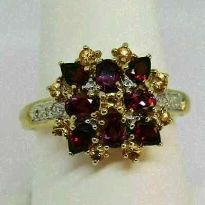 Anillo de compromiso con racimo de rubí rojo creado en laboratorio ovalado de 2,50 quilates enchapado en oro amarillo de 14 k Foto 1 de 3