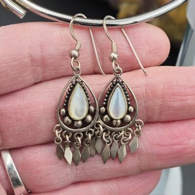 Pendientes colgantes vintage de plata esterlina con araña de piedra lunar nativa Foto 1 de 4