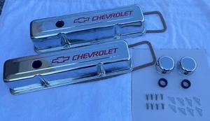 Cubiertas de válvula SBC Chevrolet rojo cromo alto 283-400 juntas de hardware respirador nuevas - Imagen 1 de 3