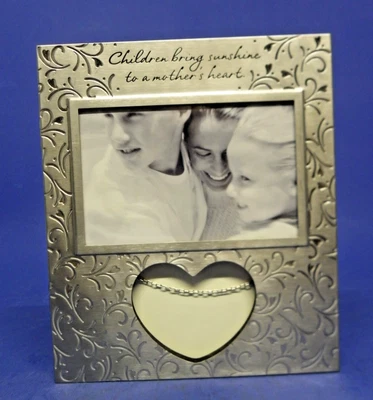 Caja con bisagras Hallmark Keepsake Baby con marco de fotos de 4"x6" en la parte delantera caja de 9" x 7,5" Foto 1 de 4