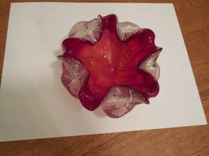 GESCHICHTETES ROTES GLAS MIT SILBERFLECKEN, AUSGEFALLENE SCHALE - Bild 1 von 4