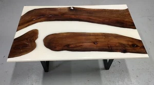 mesa auxiliar sofa hecha a mano con madera maciza de Nogal y resina epoxy - Imagen 1 de 3