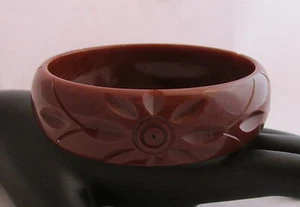 Vintage Bakelit Armreif Armband tief geschnitzt Herbst Kreis Blume Milchschokobraun - Bild 1 von 5