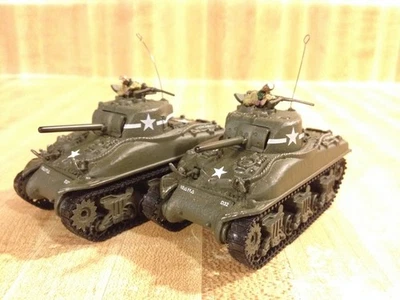 Lote de 2 tanques medianos Unimax Valor 1:72 Segunda Guerra Mundial EE. UU. Sherman M4A3 casco fundido 75 mm Foto 1 de 4