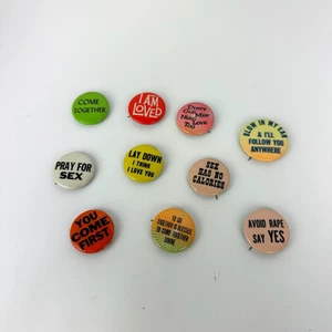 Vintage LOTTO DI 10 spille classiche miste 1" bottone posteriore divertente grezzo sesso sporco anni 70 - Foto 1 di 7