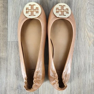 Zapatos Clásicos Tory Burch Cuero Tostado Ballet Planos Talla 7M Oro Logo Medallón - Imagen 1 de 10