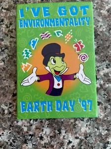 Prendedor exclusivo para miembros del elenco de Disney Store Día de la Tierra 1997 - Imagen 1 de 1