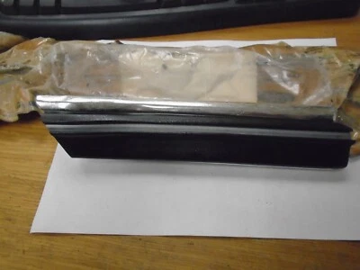 Ford LTD 1984 moldura lateral P/N: E4DZ-16A039-AA nuevo de lote Foto 1 de 3