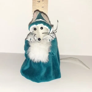 Figura de ratón hecha a mano de fieltro vintage vestido de terciopelo sosteniendo manguito de piel 3 1/2" - Imagen 1 de 6