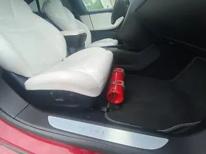 Soporte de soporte de extintor de incendios para Tesla Model S a cuadros de rendimiento - Imagen 1 de 12