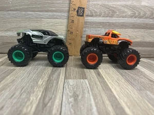 Konvolut 2 Monster Jam Trucks El Toro Lok, Alien Invasion 1:64 - Bild 1 von 5