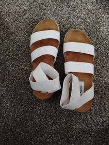 Steve Madden Kimmi Plateau Flache Sandale Damen Knöchelriemen Weiß Größe US8M EU39 - Bild 1 von 18