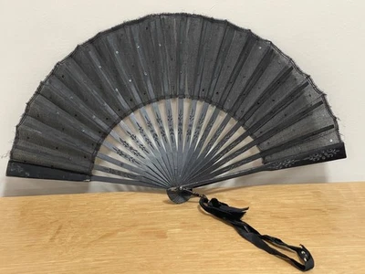 Antiguo ventilador de luto de mano para damas, madera negra y seda Foto 1 de 4