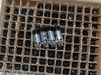 10 pezzi 6K4P = EF93, 6BA6, W727 HF tubo pentodo NEVZ sovietico anni 60-80 NUOVO - Immagine 1 di 4