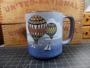 Vintage Otagiri Kaffeebecher Segelboote & Heißluftballons Landschaft Japan Steinzeug - Bild 1 von 4