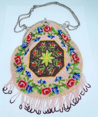 Cartera antigua floral con cuentas de semillas de vidrio rosa con marco plateado Foto 1 de 4