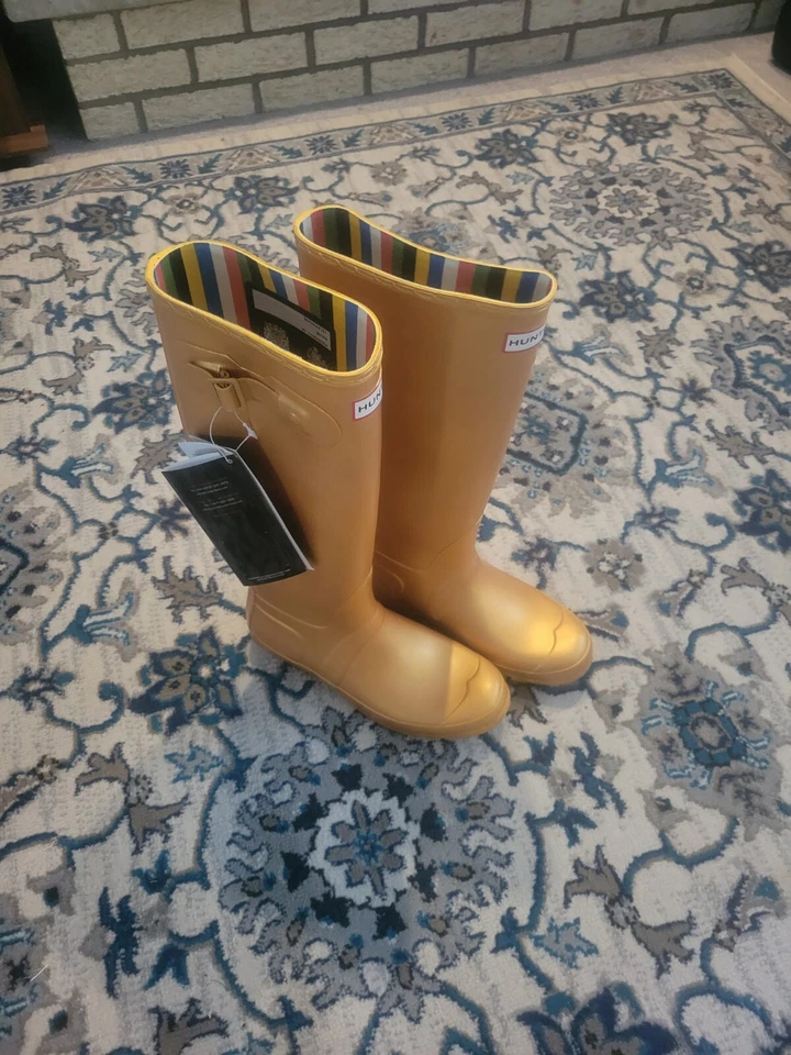 Novo com etiquetas~~Caçador~~Botas de chuva douradas altas Wellies~~Tamanho interno listrado EUA- 8 mulheres-7 macho - Imagem 1 de 1