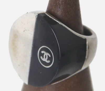 Anel CHANEL logotipo marca coco preto e prata tamanho JP13 US6.25 EU53 18g dois tons - Imagem 1 de 4