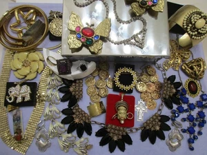 VTg.Lot JEWELRY Junk Drawer Wearable Glass Box s/Signed STELLA & DOT,WEISS,CORO+ - Picture 1 of 24