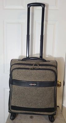 Hartmann Tweed/Leather 20 Inch Carry On Spinner Luggage. Very Good. - Image 1 of 4