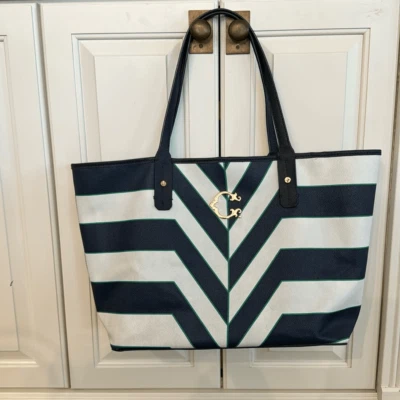 Bolso de Mano C. Wonder Para Mujer Verde Marino y Blanco Chevron Rayas Nuevo con Etiquetas Foto 1 de 4