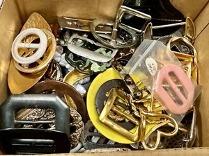 Más de 130 hebillas de cinturón de bufanda vintage - ¡casi 5 libras!  Todo tipo   - Imagen 1 de 9