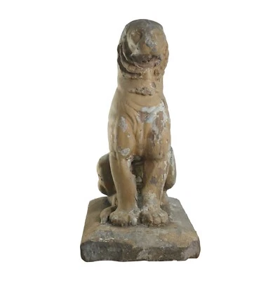 Estatua de león sentado de piedra pintada en oro recuperada Foto 1 de 4