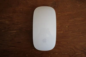 Apple A1657 Magic Mouse 2 Bluetooth Wireless Rechargeable White & Silver - Imagen 1 de 4