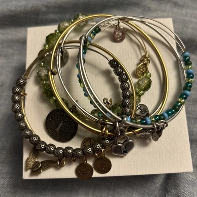 Lote Brazalete Ajustable Seven Alex and Ani - Dijes y Cuentas Colores Mezclados Foto 1 de 4