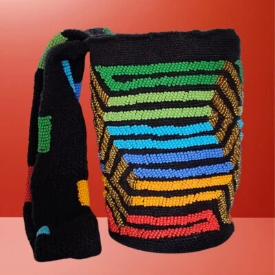 Bolso Arhuaca Mochila Tamaño Mediano Hecho a Mano Decorado con Canutillos  Foto 1 de 4