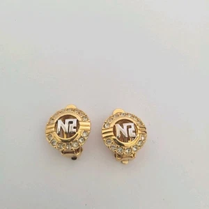 Vintage Nina Ricci Rhinestone Gold Tone Clip On Earrings Round Logo Small Glam - Picture 1 of 7