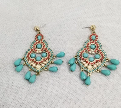Pendientes Colgantes Amrita Singh Turquesa Azul Coral Rojo Marfil y Tono Dorado Foto 1 de 4