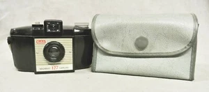 VINTAGE KODAK BROWNIE 127 (2ND VERSION) BAKELITE CAMERA AND CASE. - Picture 1 of 10