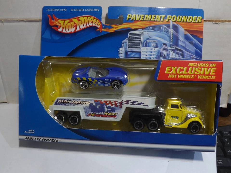 Semirremolque Hotwheels Pavement Pounders 2001 y remolque con Dodge Viper azul Foto 1 de 3