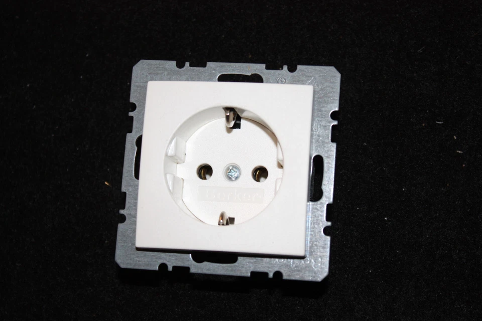 Berker S.1 B.1 B.3 B.7 Steckdose in polarweiß matt - Bild 1 von 1