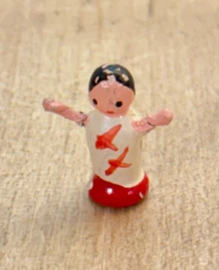 Piccola bambola Kokeshi in miniatura vintage, figura in legno e filo, dipinta, 5/8" - Foto 1 di 5