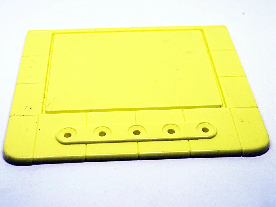 Plasticville Frosty Bar Yellow Base O-S Scale - Image 1 of 1