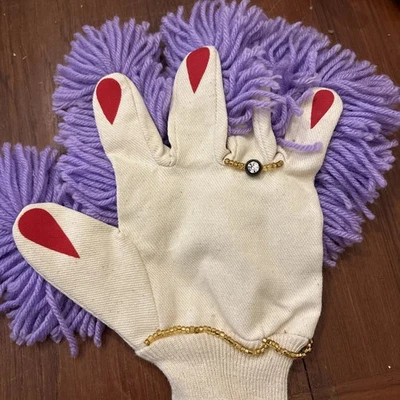 Pata antipolvo original con anillo solitario de diamantes imitación forma divertida de desempolvar o colgar Foto 1 de 4