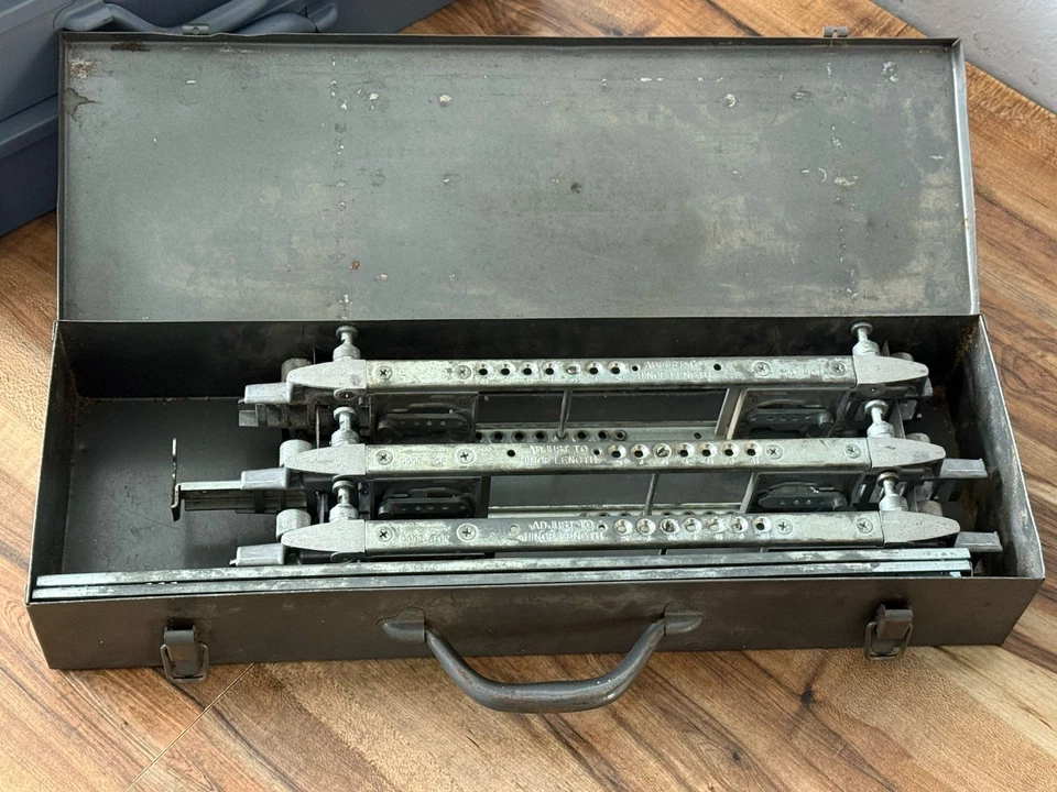 Kit de plantilla de puerta y jamba Stanley 83037 con estuche de almacenamiento/transporte de metal Foto 1 de 4